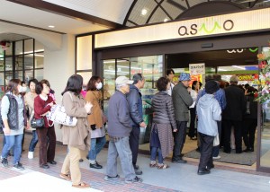 長い列を作って入店する客ら