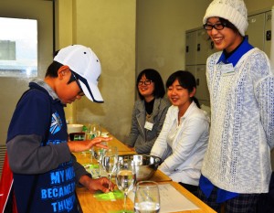 「グラスハープ」を体験する児童ら