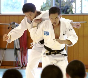 東海大仰星高で柔道部員に指導する野村忠宏さん