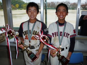 優勝で笑顔の登美ケ丘の西岡主将（右）と鹿ノ台の水野主将