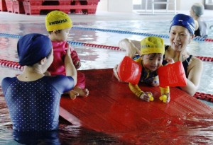 ベビースイミングを楽しむ親子