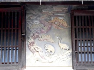 「玉や主屋」の正面に施された鏝絵（県教委提供）