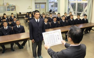 表彰状を受け取る県立平城高校野球部の砂上稜介主将