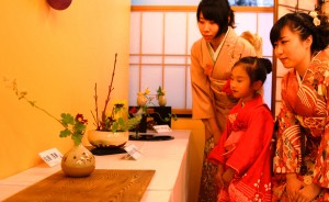 子供たちの作品も展示されている「いけばな展」