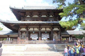 記念撮影ポイントになっている法隆寺中門。修理のためしばらく見られなくなる