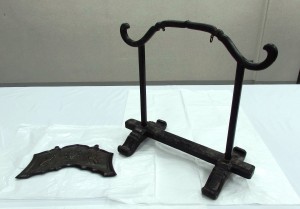 宗祐寺で確認された内山永久寺の銅孔雀文磬（左）と興福寺の磬架