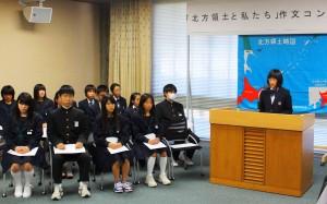 特別賞を受賞した作文を朗読する小山愛桂さん