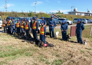 訓練に参加した訓練士と救助犬