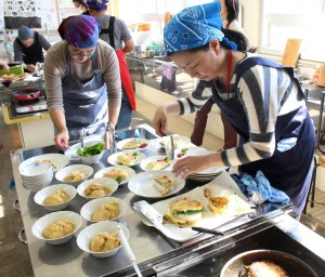 野菜巾着や大根ミルフィーユ風カツなどの料理を取り分ける参加者ら