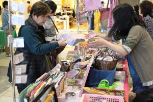 フェアでは県内８つの障害者就労施設などで作られた小物雑貨やお菓子などが販売されている