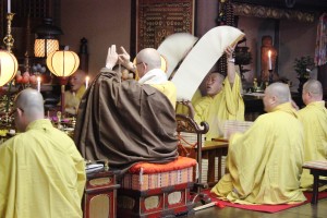 大般若経の経本を転読する僧侶たち