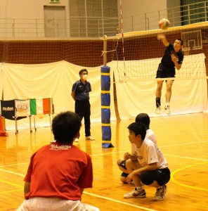 連係プレーの練習に取り組む添上