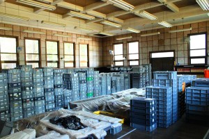 かつて閲覧席や開架書棚が設置されていた図書室。現在は橿考研の出土物などが保管されている