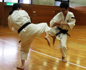 気迫のこもった演武を見せる拳士ら