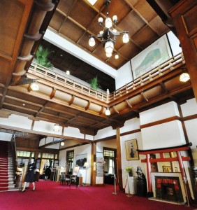 本館ロビー内部。西洋風だが、暖炉跡の上には鳥居のような棚が