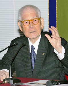 自主憲法制定を訴える奥野元法相