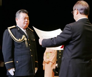 表彰状を受け取る県警の鎌塚春隆警部補