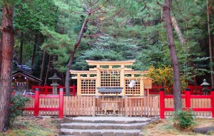 建て直された桧原神社の三ツ鳥居