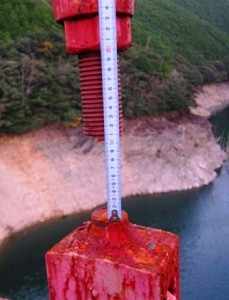 備後橋で破損が見つかったワイヤ。約１１センチの隙間が確認された