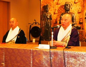 会見した山田法胤管主（右）と村上太胤副住職