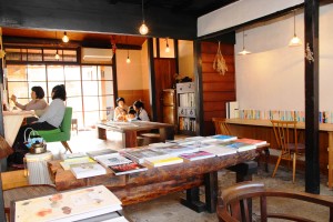 たくさんの本が並ぶ中ゆったり過ごせる店内