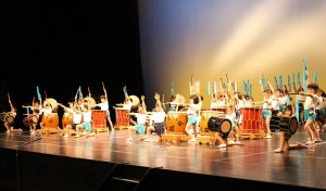 息の合った演奏をみせる佐保山保育園の園児