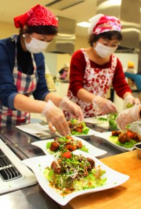 生駒丼にネギなどを盛りつける参加者
