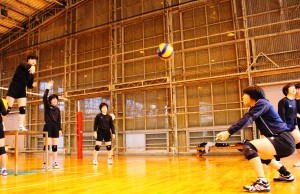 レシーブの練習に余念がない天理の選手