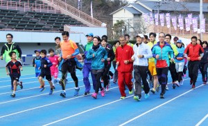 有森裕子さん（中央）とともにランニングする参加者たち