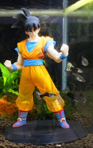 フィギュアの周りをスイスイ泳ぐ熱帯魚