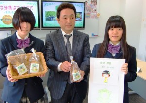 ラベルをデザインした松本さんとあけぼのパンの芦髙社長、商品名を考案した井上さん（右から）