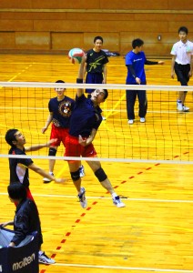 スパイクの練習に励む添上の選手