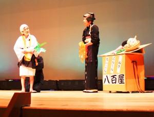 初のホール公演を行った「愛園座」のメンバー