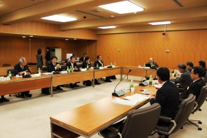 分科会で議論する６府県の議員ら