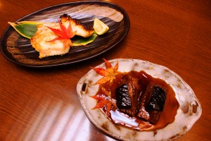 完成した赤エイの煮こごり(手前)とエソの塩焼き