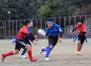 タグラグビーで熱戦を繰り広げる選手