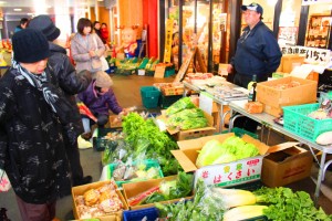店頭には大和まなや宇陀金ごぼうなどの大和野菜が並んだ