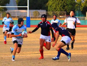 グラウンドを駆け回り汗を流す選手ら