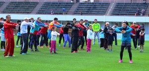 参加者らとストレッチをする有森裕子さん（右端）