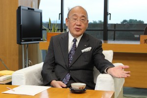 「新たな都市計画を作らねば」と語る荒井正吾知事