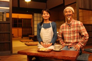 徳原龍昇さん（右）と愛子さん。店内は木のぬくもりあふれる落ち着いた雰囲気だ＝吉野町