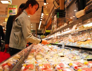 温度計を見せながら適切な食品管理を指導する食品衛生監視員＝奈良市の近鉄百貨店奈良店