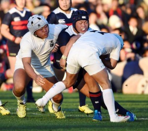 【天理－常翔学園】後半、常翔学園の突進を阻むＷＴＢ小川（手前）ら天理の選手。堅守でシード校をノートライに封じた