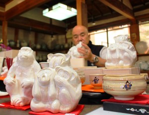 申(猿)の置物や茶碗などが並ぶ工房