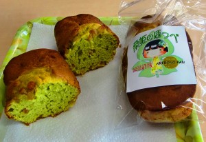 葉の緑色が鮮やかなパウンドケーキ