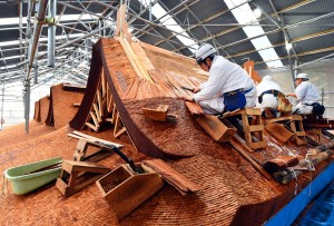 檜皮屋根の葺き替え作業が報道陣に公開された春日大社の本殿