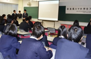 スマホを安全に使う取り組みなど発表する高校生