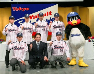 ヤクルトの新入団発表でポーズをとる（前列左から）原樹理投手、真中監督、広岡大志内野手、（後列左から）山崎晃大朗外野手、高橋奎二投手、日隈ジュリアス投手、渡辺大樹内野手