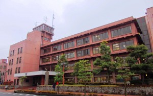 建て替えなどが検討されている市役所本庁舎