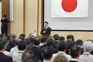 職員を前にあいさつする仲川げん市長